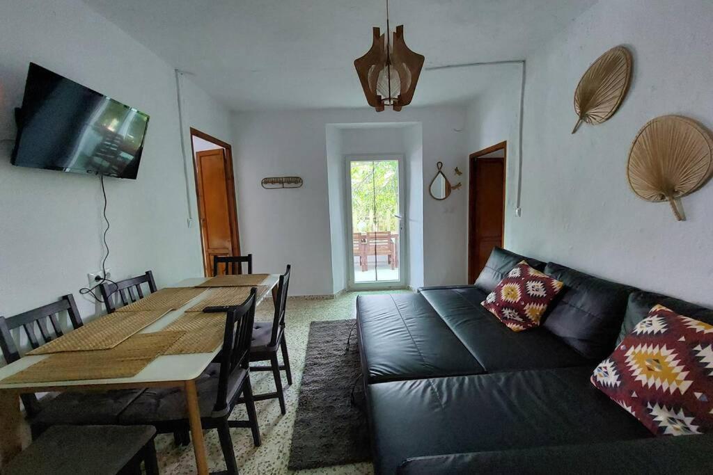 La Huerta Del Castillo Con Su Caz De Agua - Enjoy Life & Relax Castillo de Locubin Exterior photo